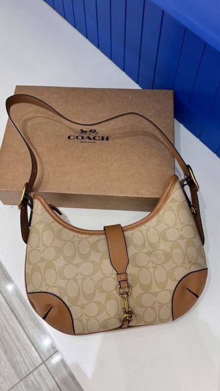 شنطة من coach